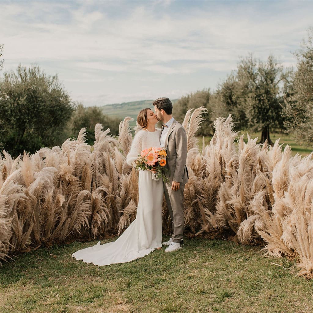 wedding-kiss-country-tuscany